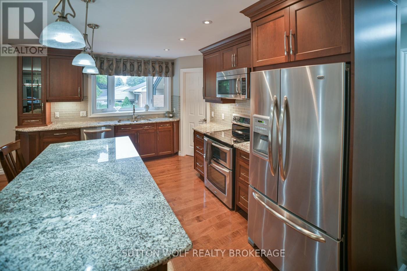 60 Sunset Avenue, Warwick, Ontario  N0M 2S0 - Photo 14 - X12420802