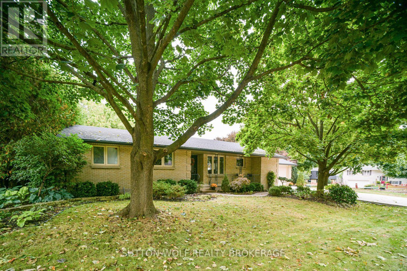 60 Sunset Avenue, Warwick, Ontario  N0M 2S0 - Photo 2 - X12420802