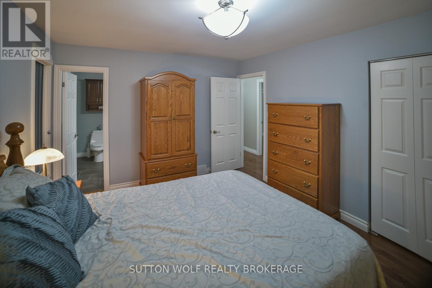 60 Sunset Avenue, Warwick, Ontario  N0M 2S0 - Photo 22 - X12420802