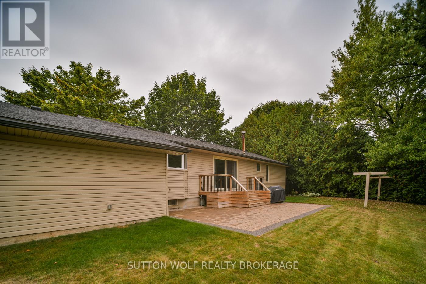 60 Sunset Avenue, Warwick, Ontario  N0M 2S0 - Photo 4 - X12420802