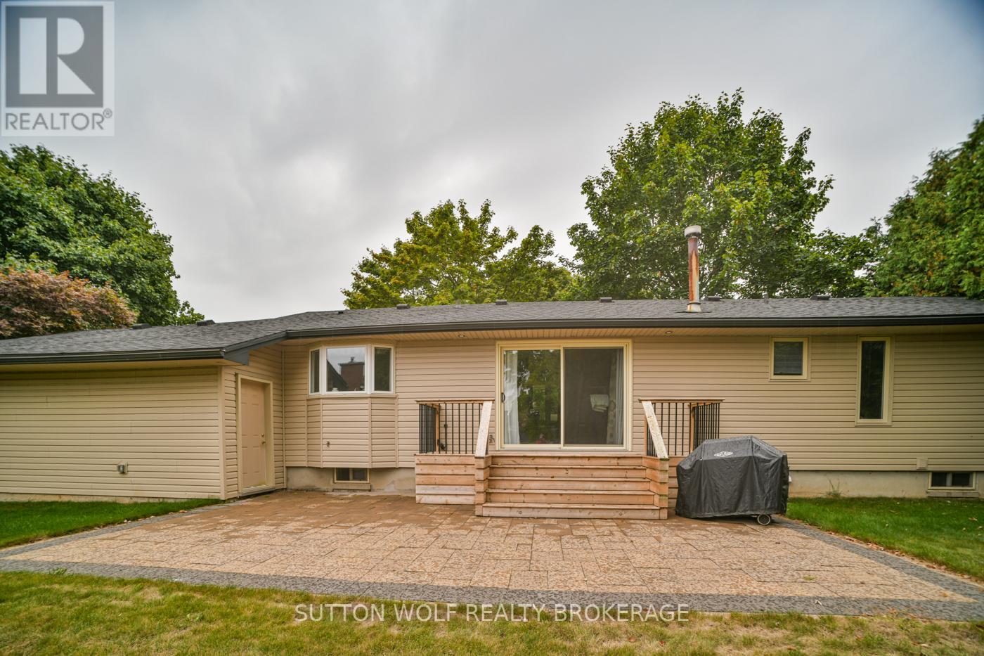 60 Sunset Avenue, Warwick, Ontario  N0M 2S0 - Photo 5 - X12420802