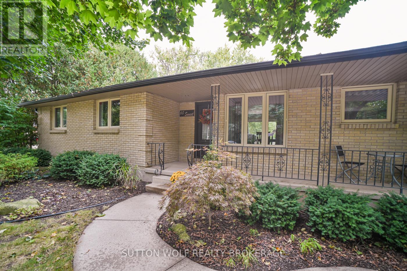60 Sunset Avenue, Warwick, Ontario  N0M 2S0 - Photo 7 - X12420802