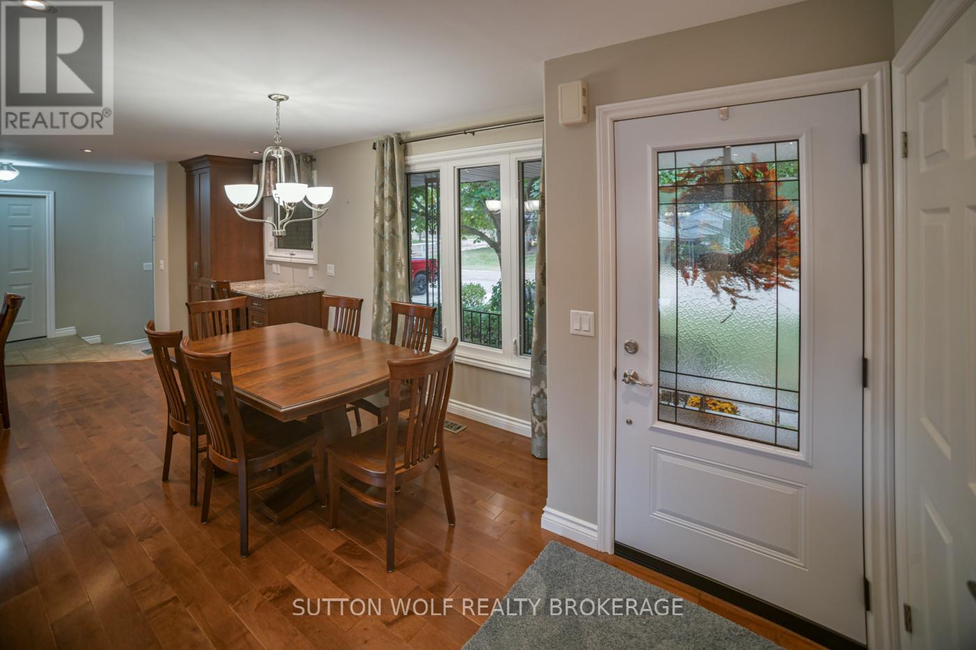 60 Sunset Avenue, Warwick, Ontario  N0M 2S0 - Photo 9 - X12420802