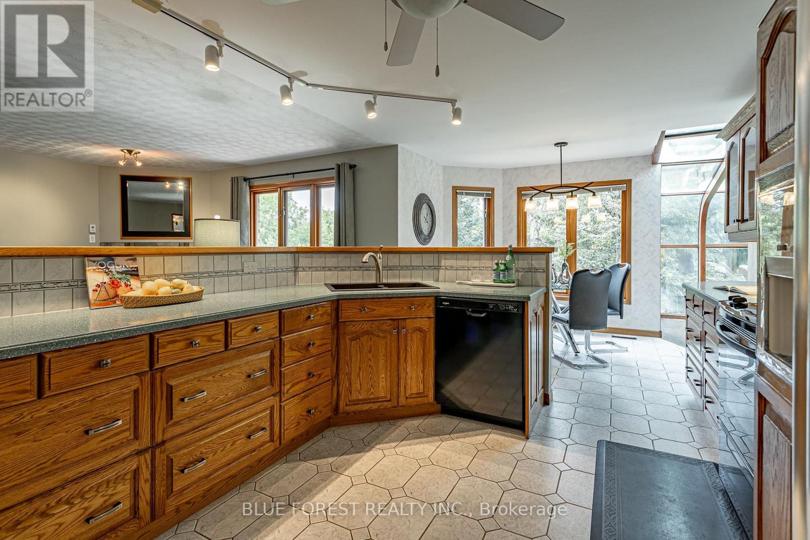 15 Calvert Place, Thames Centre, Ontario  N0L 1G3 - Photo 10 - X12420908
