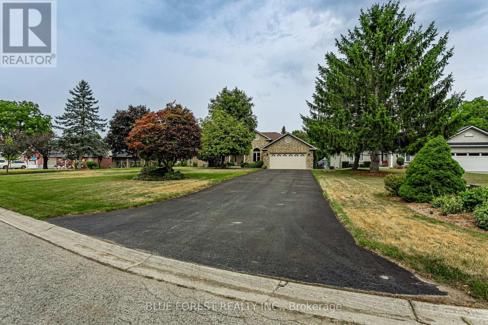 15 Calvert Place, Thames Centre, Ontario  N0L 1G3 - Photo 3 - X12420908