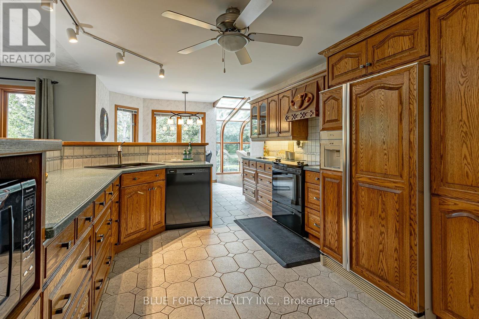 15 Calvert Place, Thames Centre, Ontario  N0L 1G3 - Photo 9 - X12420908