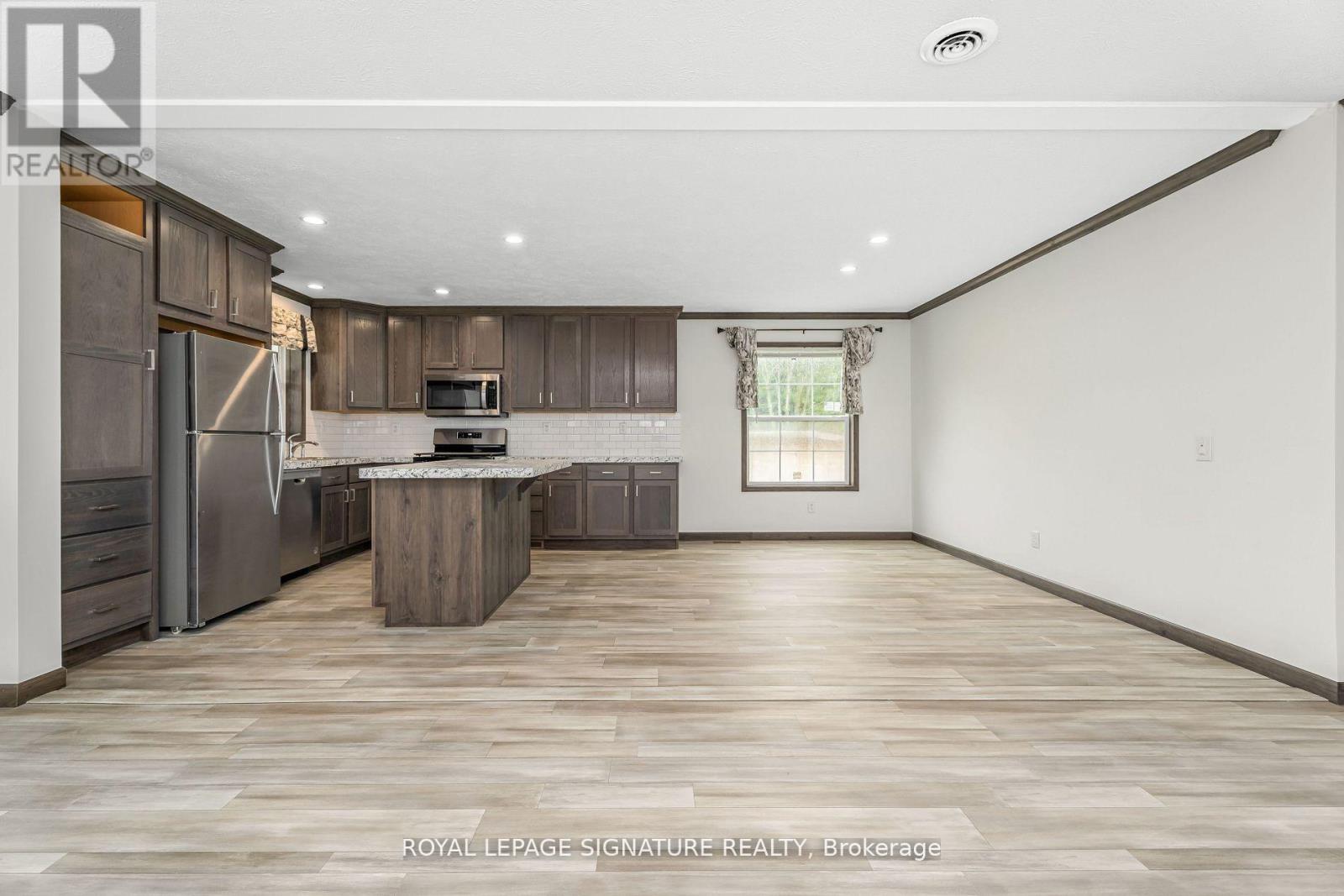 12 Briarwood Place, Innisfil, Ontario  L0L 1L0 - Photo 10 - N12420744