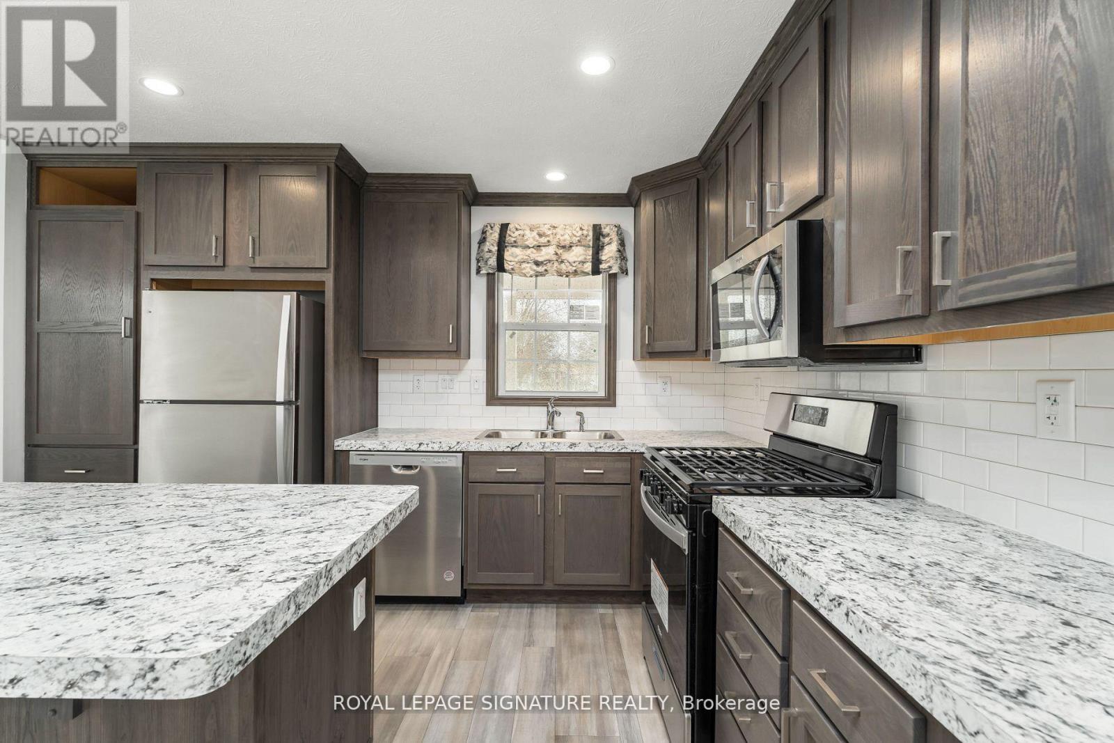 12 Briarwood Place, Innisfil, Ontario  L0L 1L0 - Photo 14 - N12420744