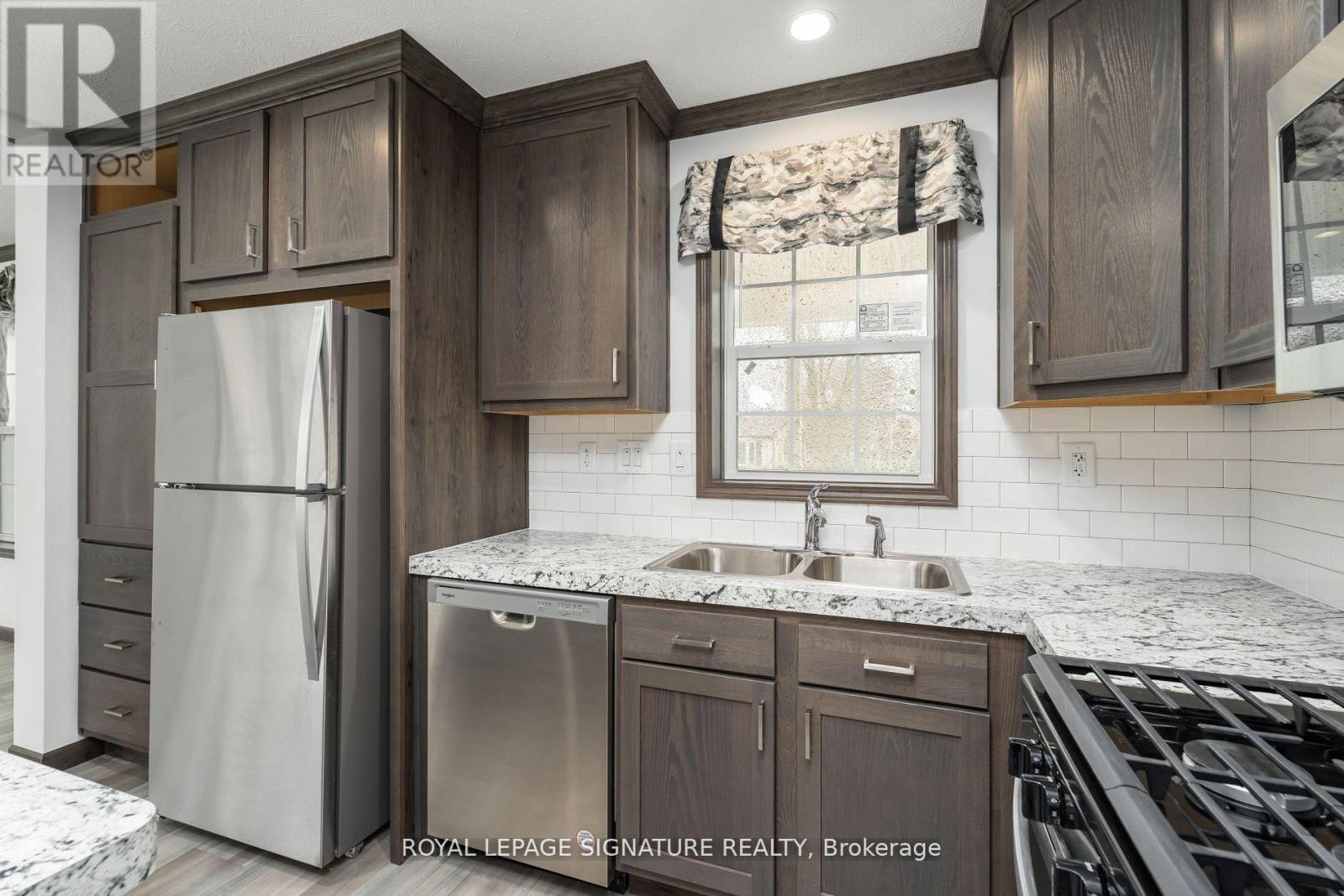 12 Briarwood Place, Innisfil, Ontario  L0L 1L0 - Photo 15 - N12420744