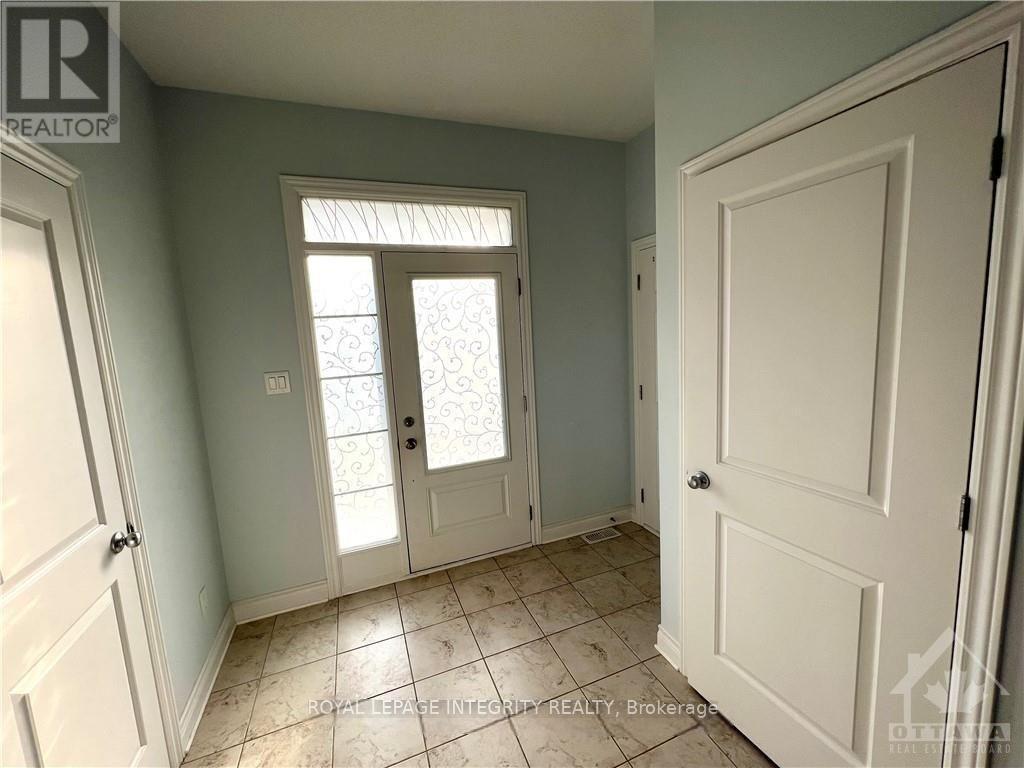 156 Westover Crescent, Ottawa, Ontario  K2T 0K6 - Photo 3 - X12420795