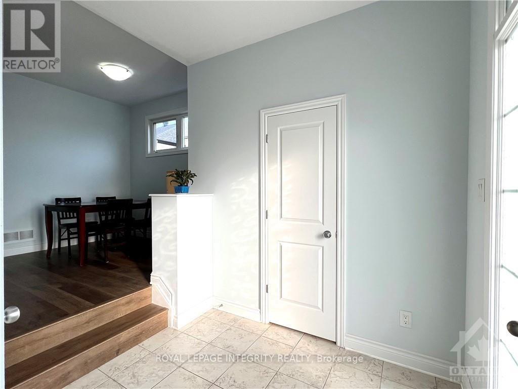 156 Westover Crescent, Ottawa, Ontario  K2T 0K6 - Photo 4 - X12420795