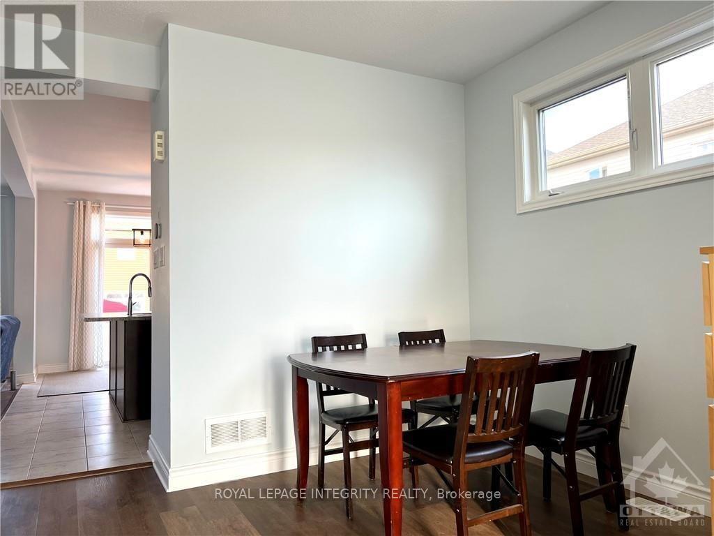156 Westover Crescent, Ottawa, Ontario  K2T 0K6 - Photo 5 - X12420795