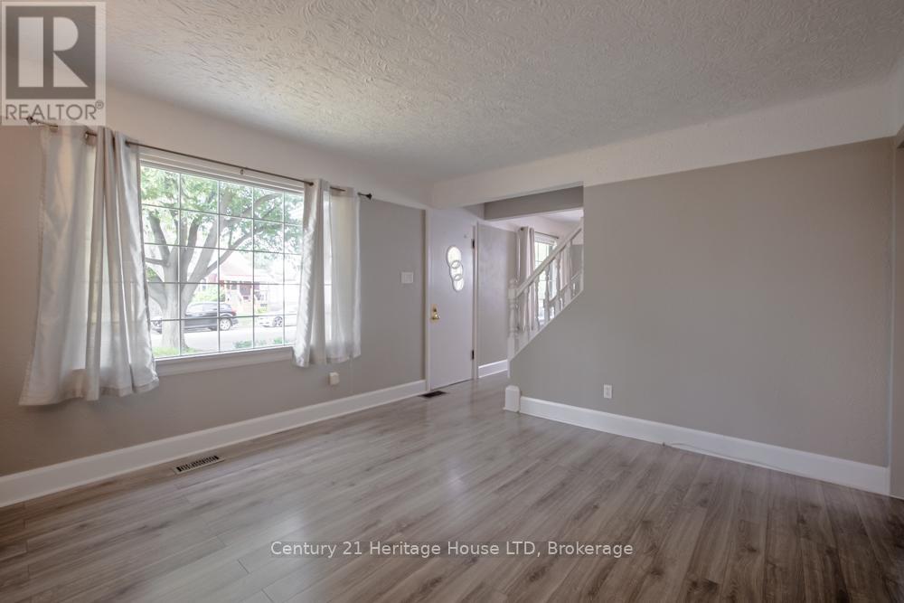 68 Wallace Avenue S, Welland, Ontario  L3B 1R5 - Photo 4 - X12420763