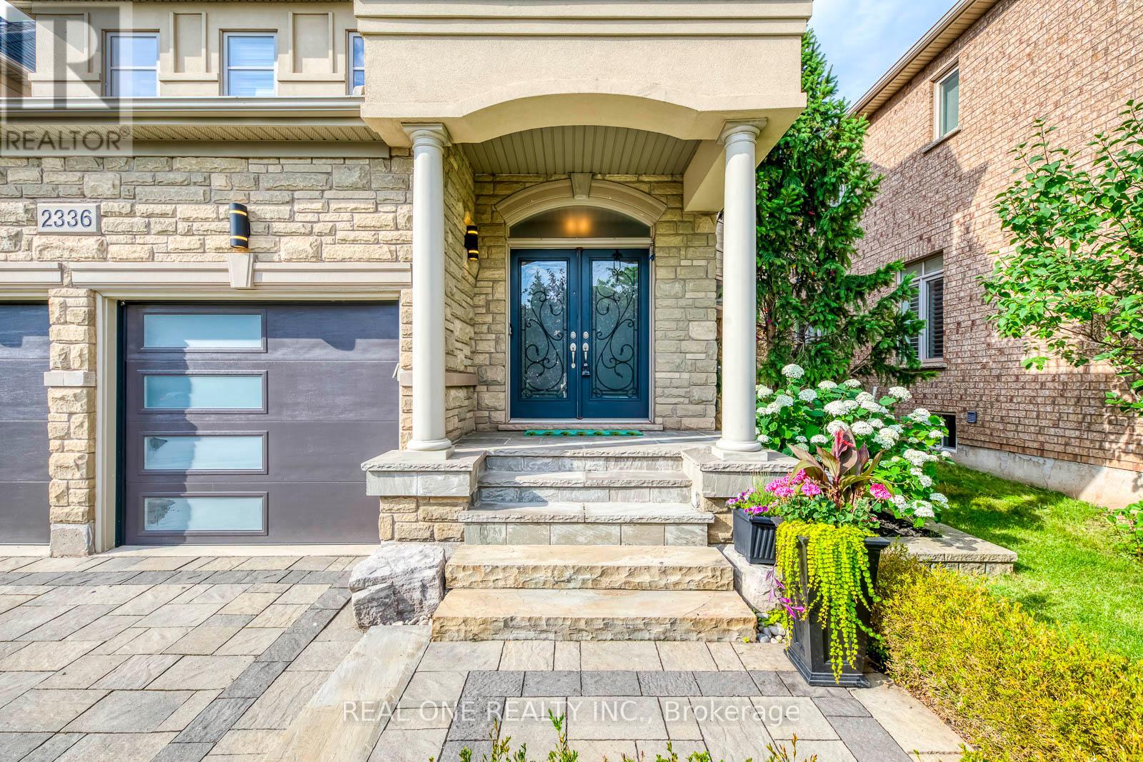 2336 Thruxton Drive, Oakville, Ontario  L6H 0C5 - Photo 3 - W12420725
