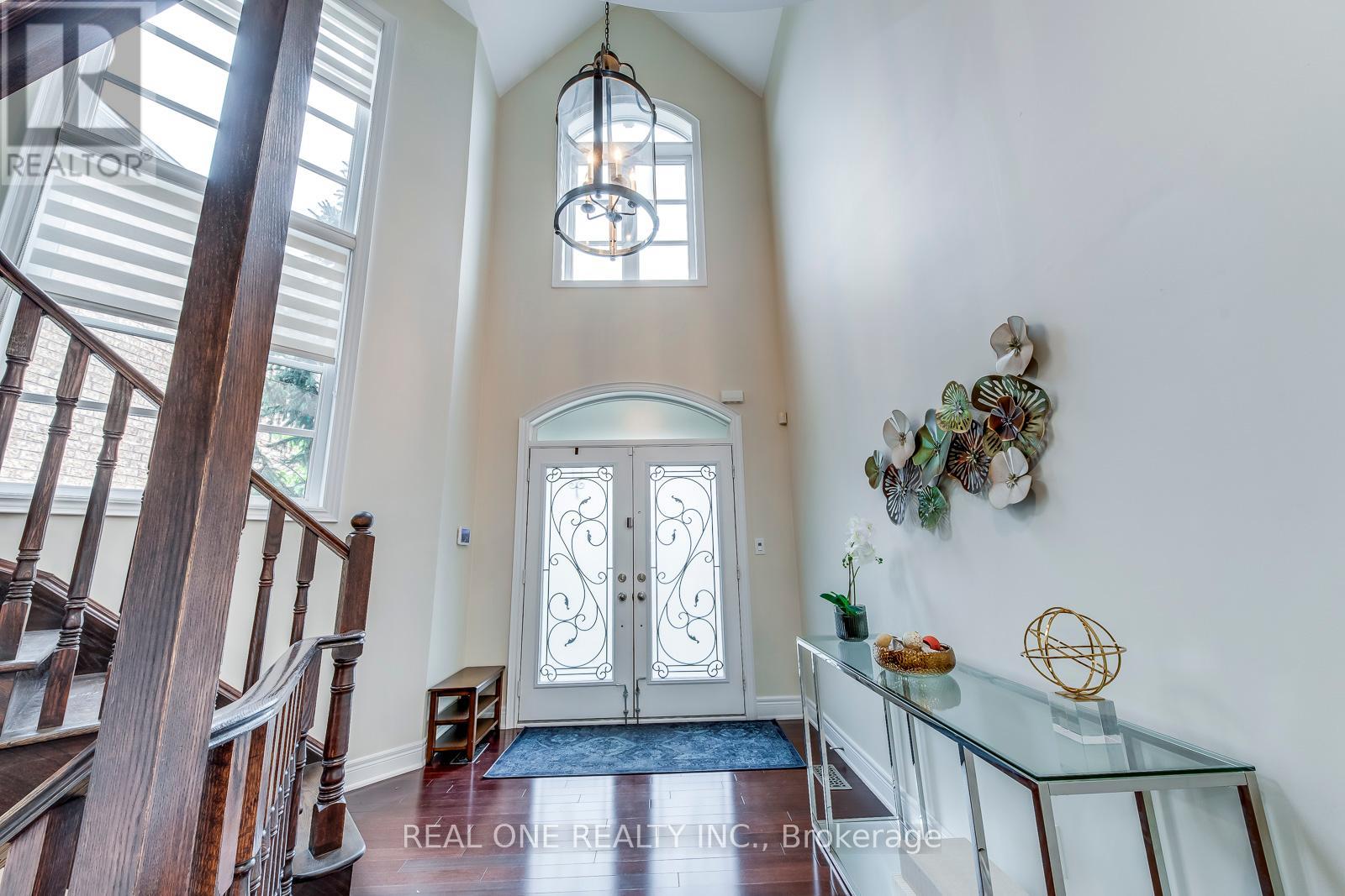 2336 Thruxton Drive, Oakville, Ontario  L6H 0C5 - Photo 4 - W12420725