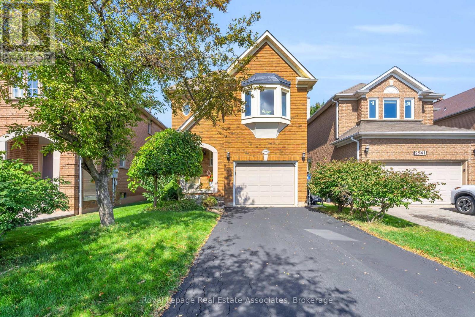 2543 Scarth Court, Mississauga, Ontario  L5M 5L2 - Photo 1 - W12420745