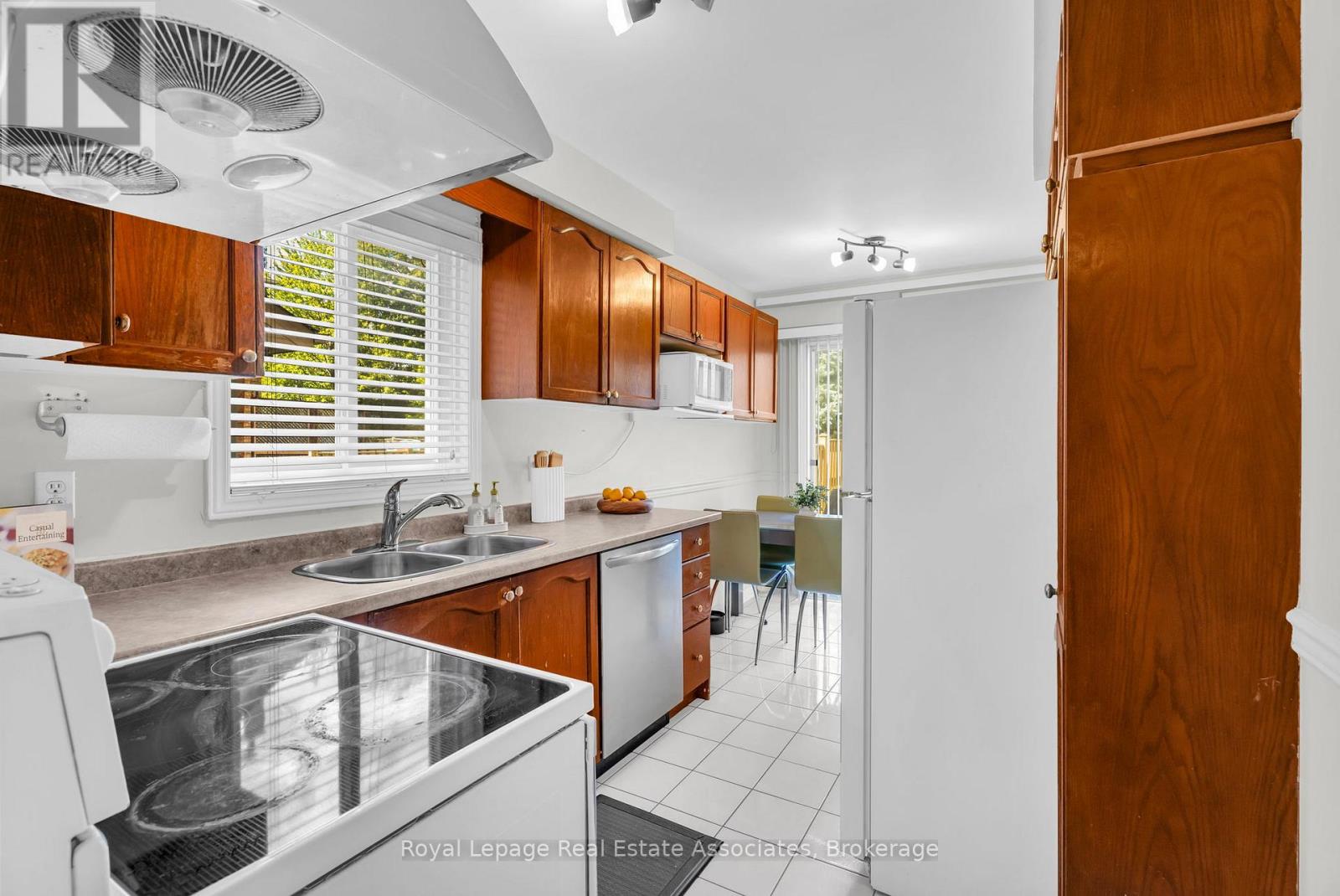 2543 Scarth Court, Mississauga, Ontario  L5M 5L2 - Photo 10 - W12420745