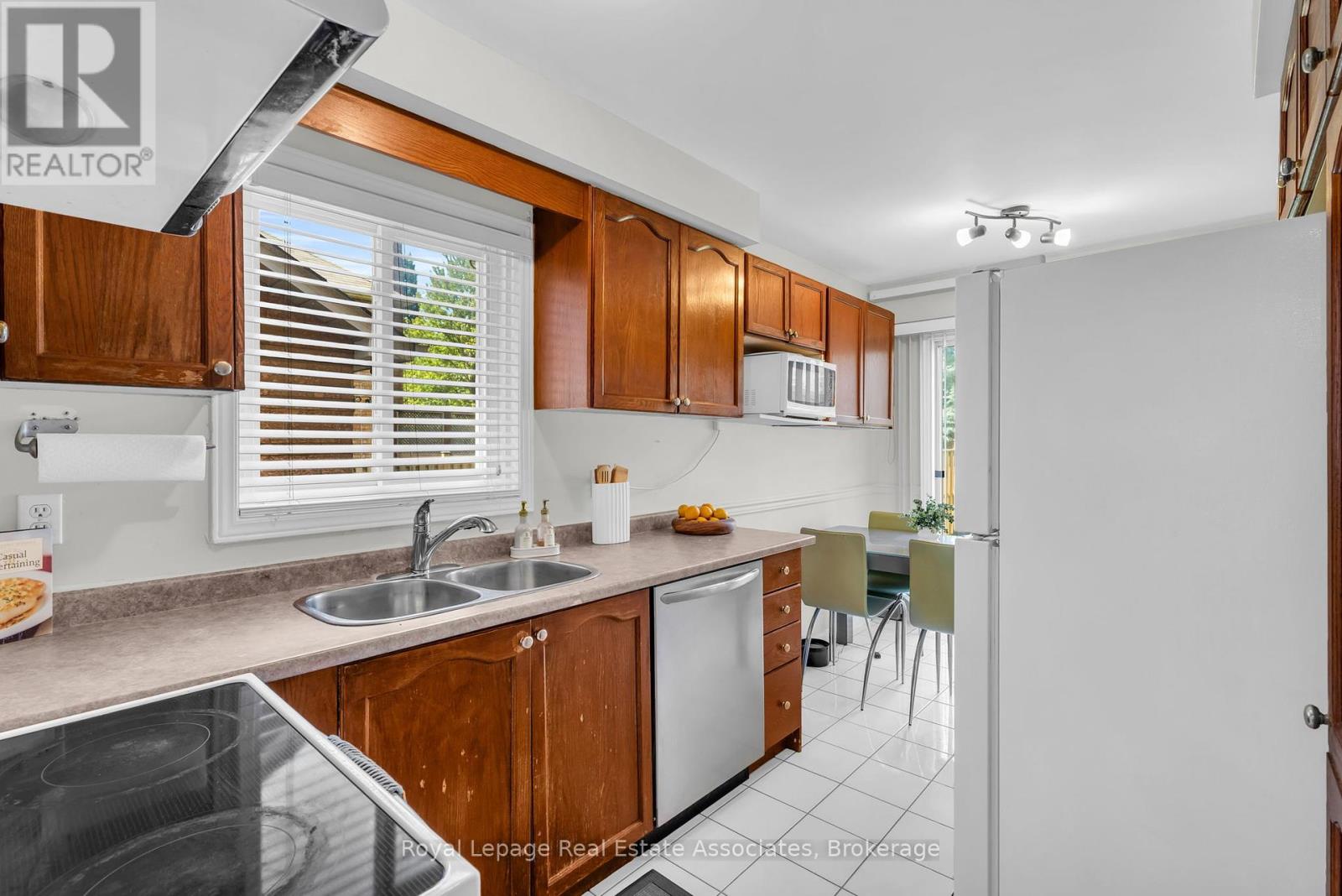 2543 Scarth Court, Mississauga, Ontario  L5M 5L2 - Photo 11 - W12420745