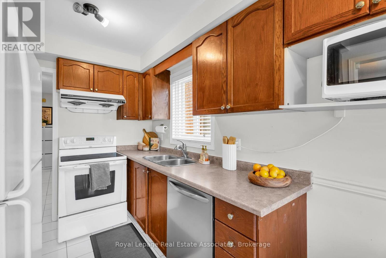 2543 Scarth Court, Mississauga, Ontario  L5M 5L2 - Photo 12 - W12420745