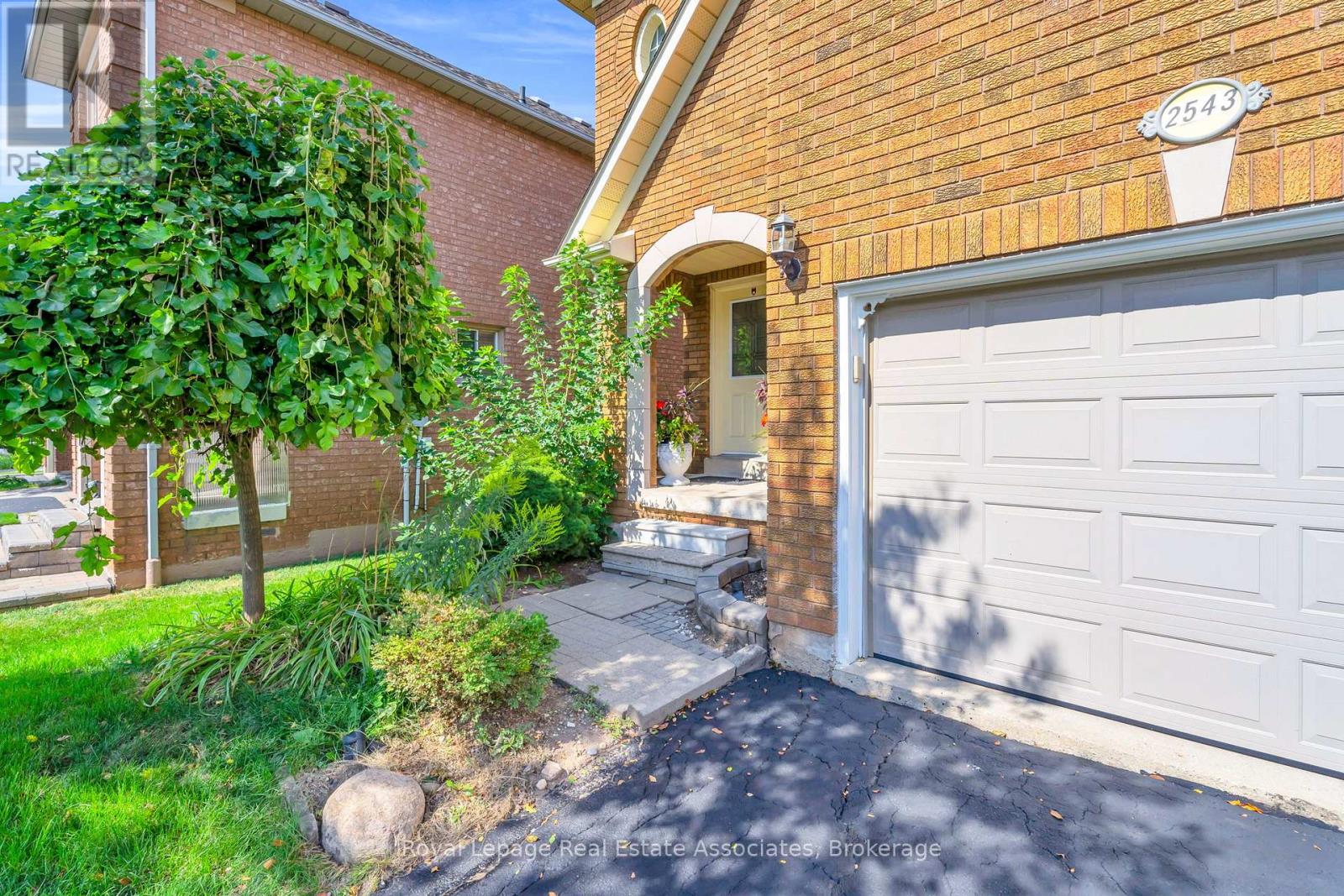2543 Scarth Court, Mississauga, Ontario  L5M 5L2 - Photo 2 - W12420745