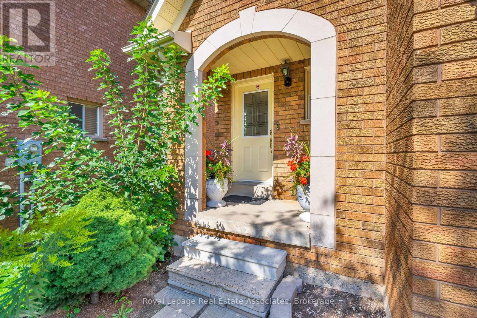 2543 Scarth Court, Mississauga, Ontario  L5M 5L2 - Photo 3 - W12420745