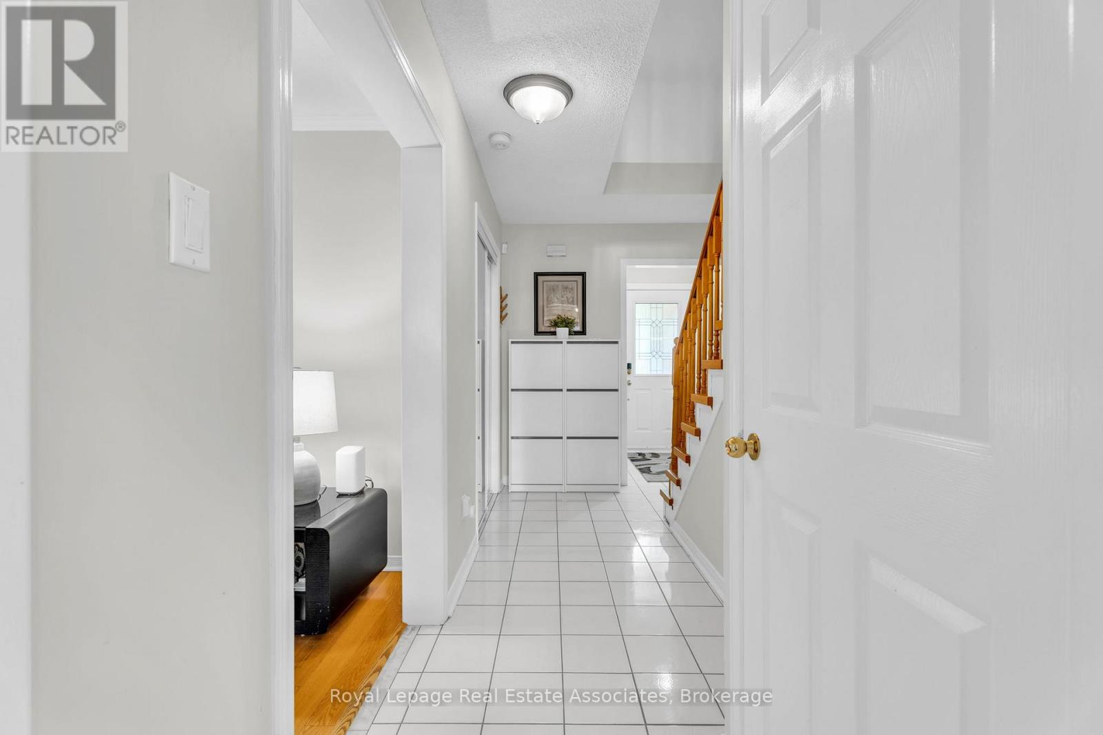 2543 Scarth Court, Mississauga, Ontario  L5M 5L2 - Photo 4 - W12420745