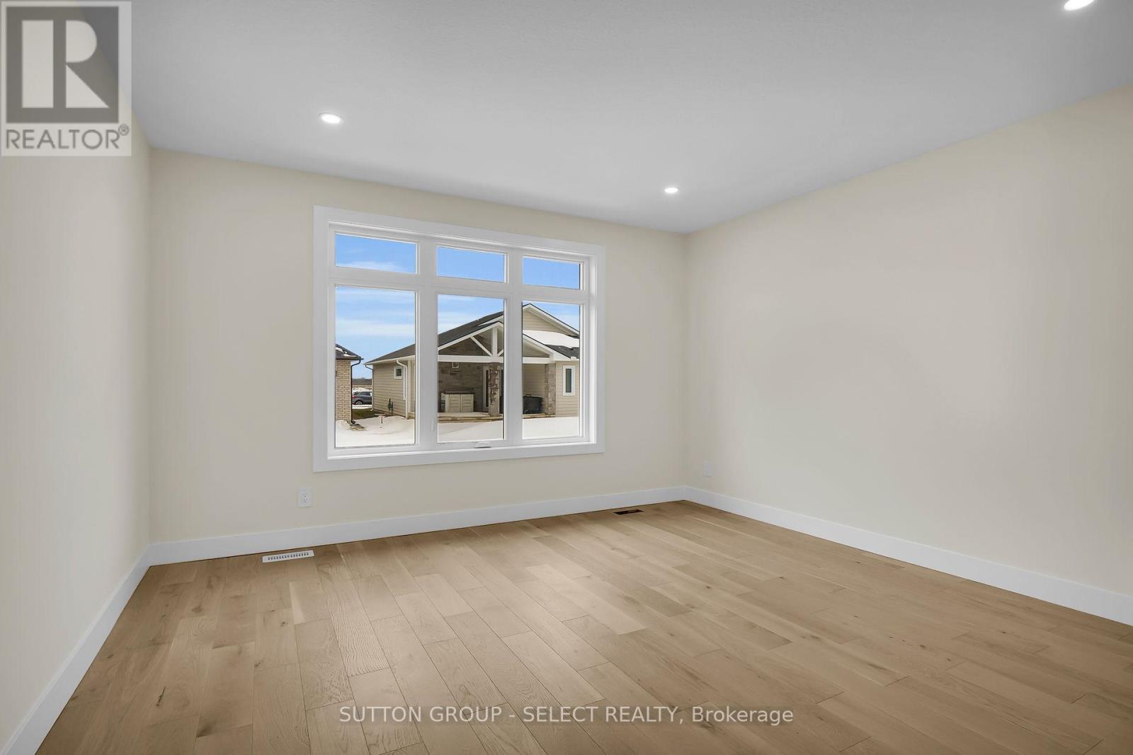 67 Royal Crescent, Southwold, Ontario  N5P 3T2 - Photo 17 - X12420982
