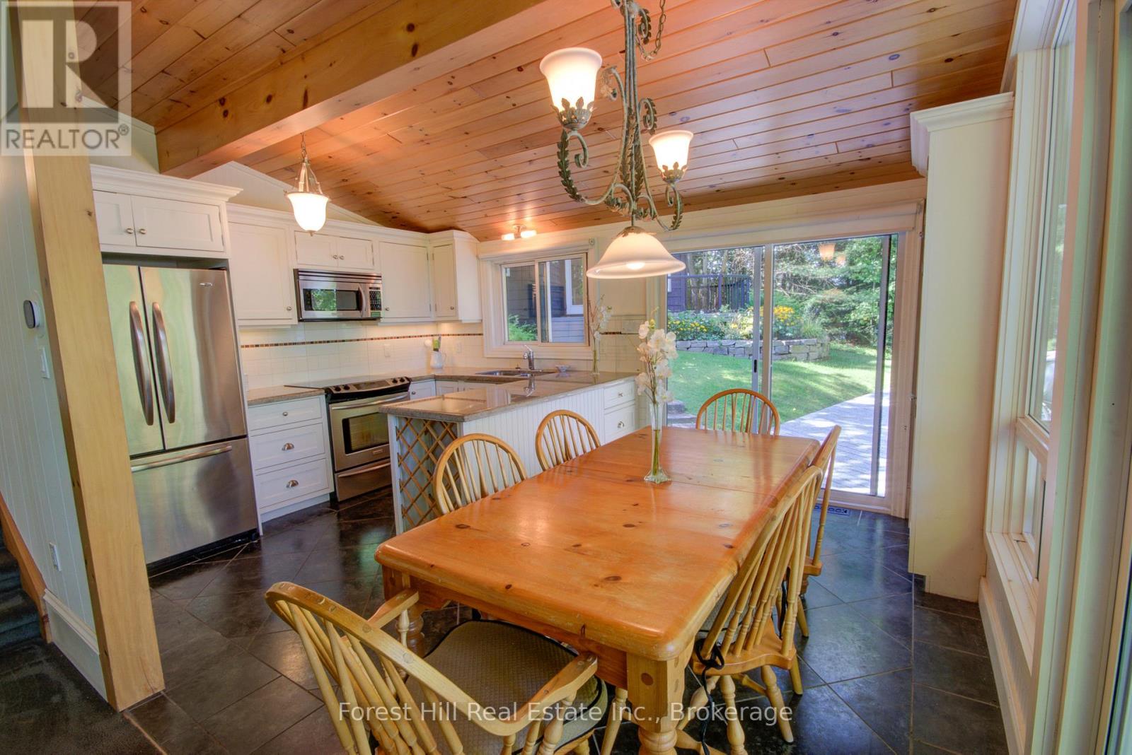 21 Lakeview Crescent, Seguin, Ontario  P2A 0B2 - Photo 14 - X12420919