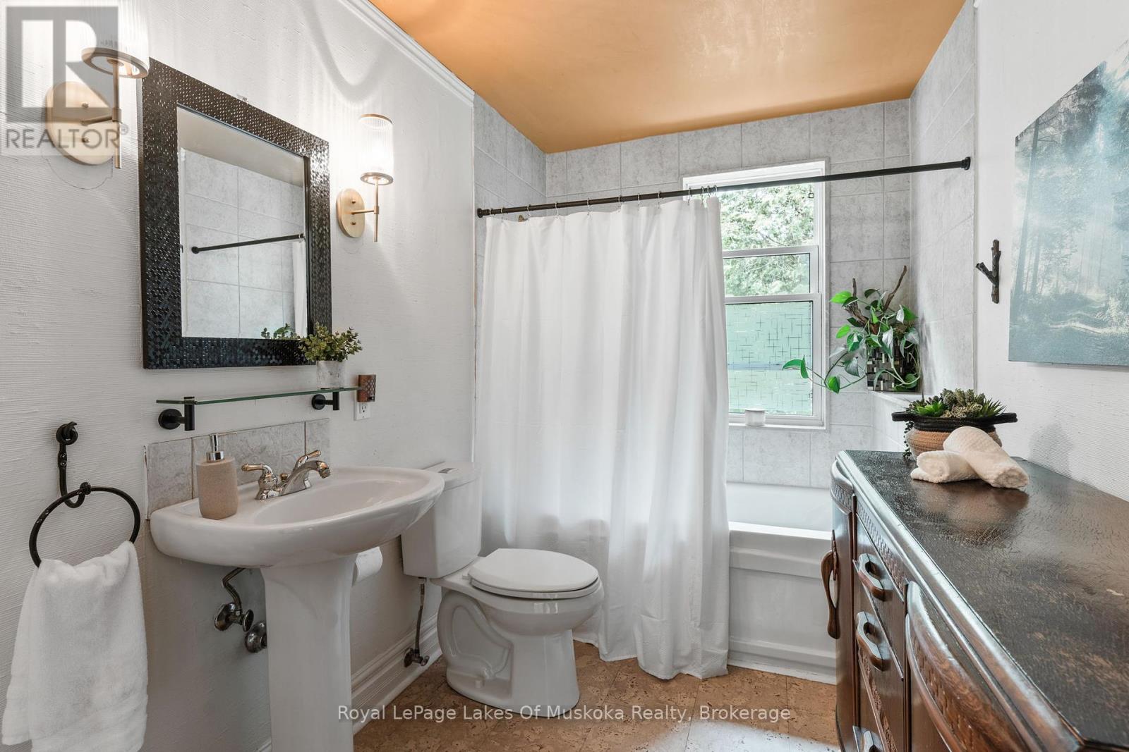 8 North Road, Lake Of Bays, Ontario  P0B 1A0 - Photo 35 - X12420975