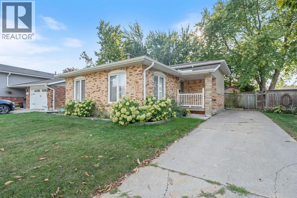 711 Frost Court, Sarnia, Ontario  N7S 4H2 - Photo 3 - 25023874