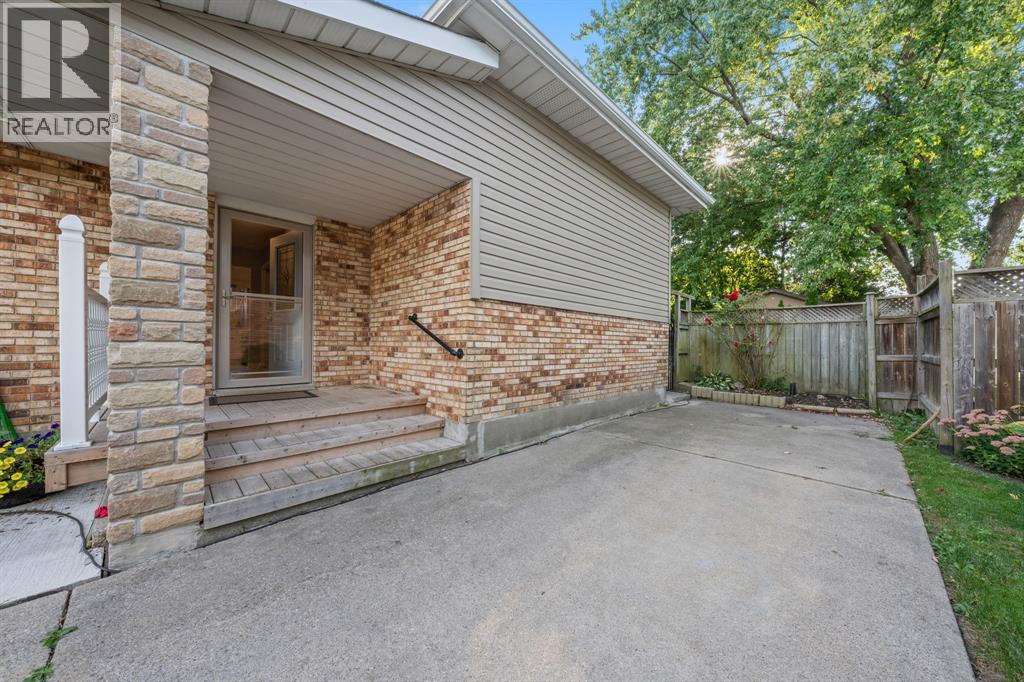 711 Frost Court, Sarnia, Ontario  N7S 4H2 - Photo 4 - 25023874