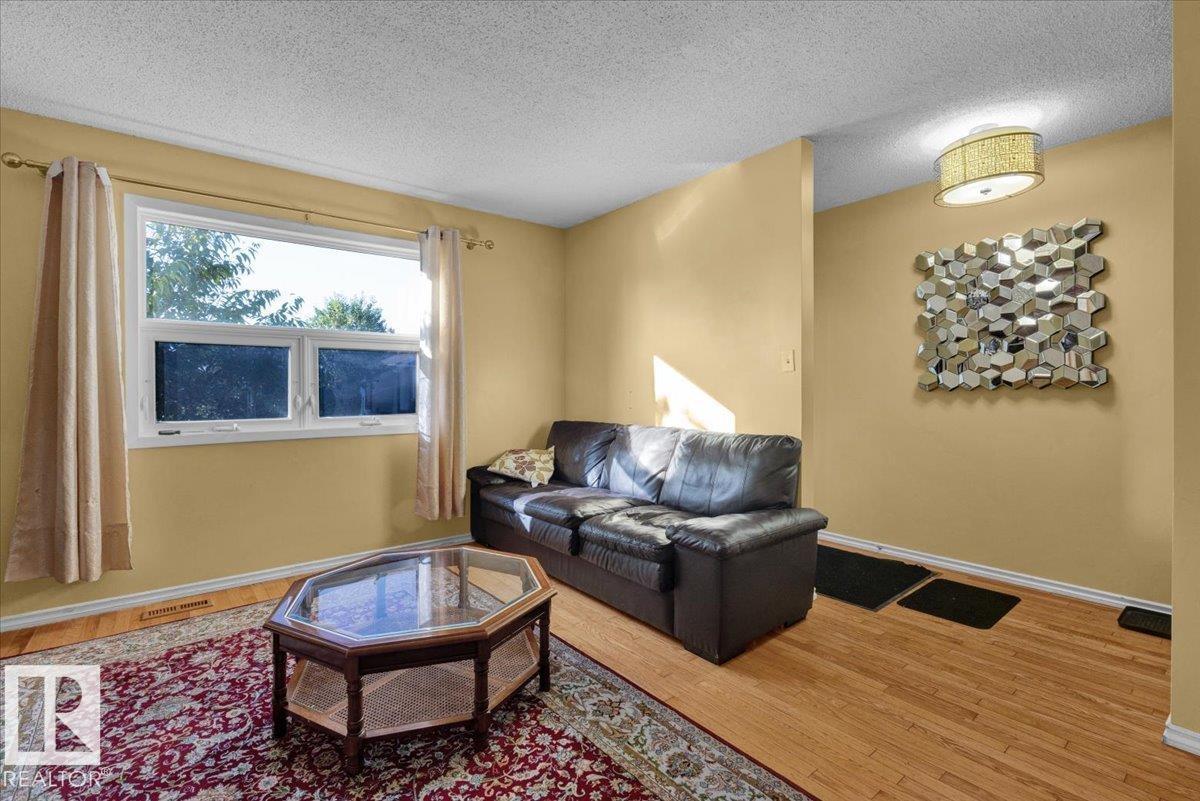18708 57 Av Nw, Edmonton, Alberta  T6M 2A4 - Photo 5 - E4459029