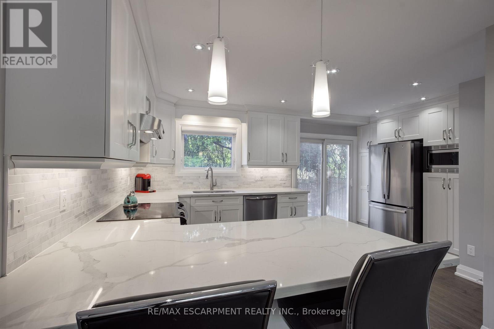 214 Ross Lane, Oakville (Ro River Oaks), Ontario  L6H 5K5 - Photo 12 - W12420776