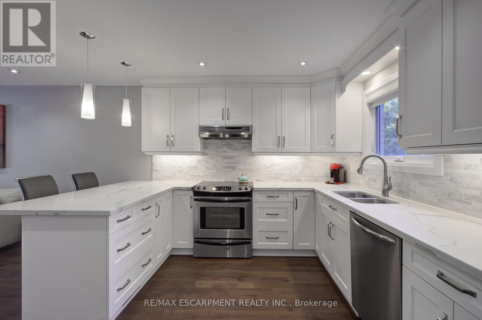 214 Ross Lane, Oakville (Ro River Oaks), Ontario  L6H 5K5 - Photo 13 - W12420776