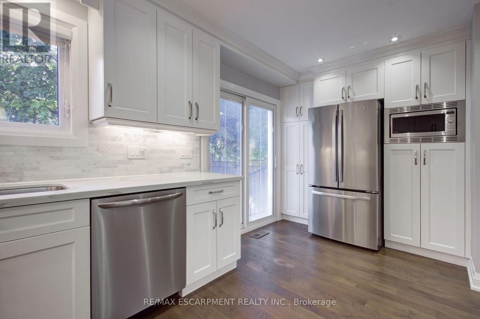 214 Ross Lane, Oakville (Ro River Oaks), Ontario  L6H 5K5 - Photo 17 - W12420776
