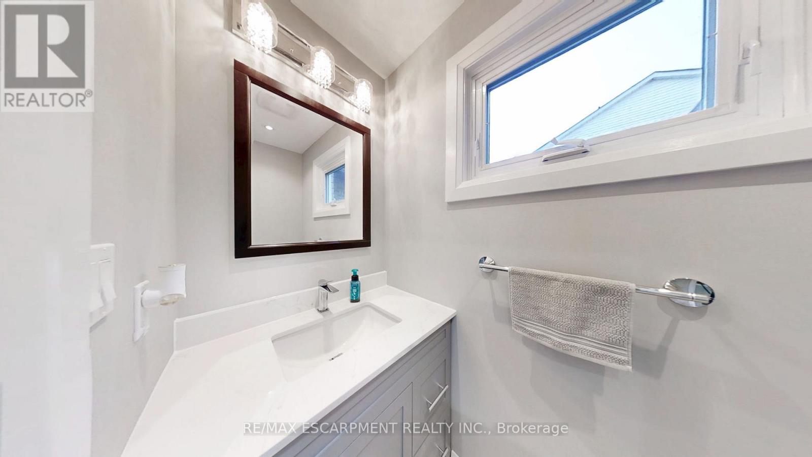 214 Ross Lane, Oakville (Ro River Oaks), Ontario  L6H 5K5 - Photo 18 - W12420776