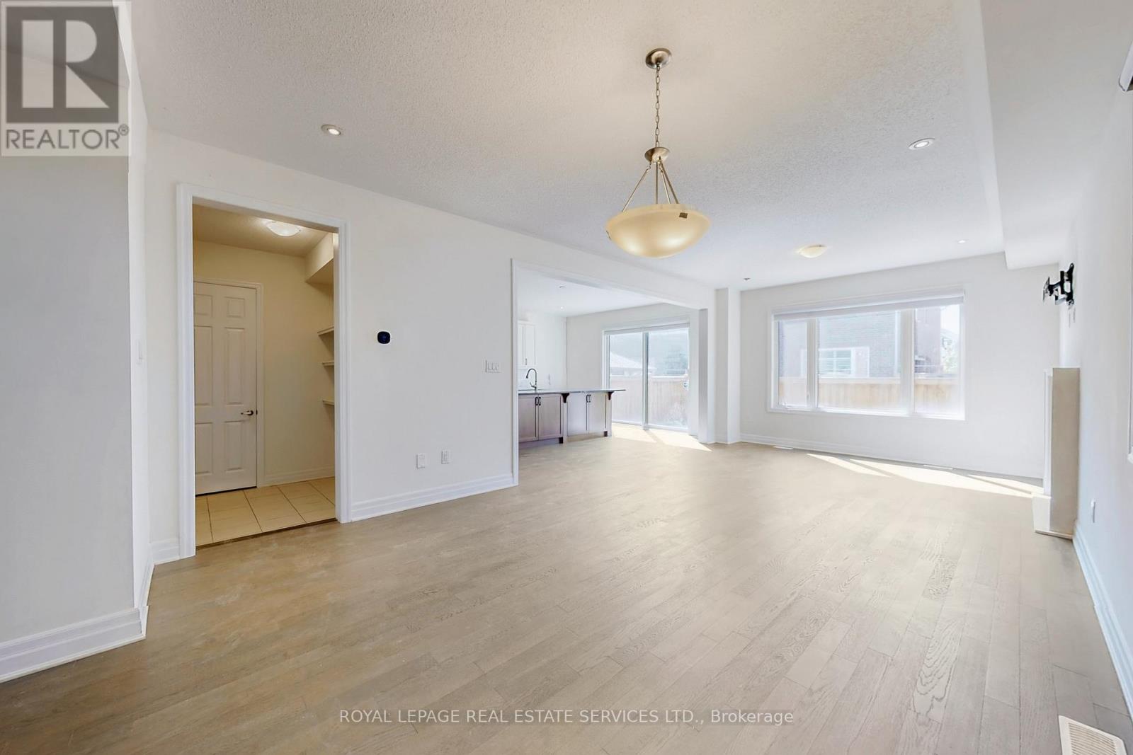 1388 Sycamore Garden, Milton (Cb Cobban), Ontario  L9E 1R3 - Photo 6 - W12420780