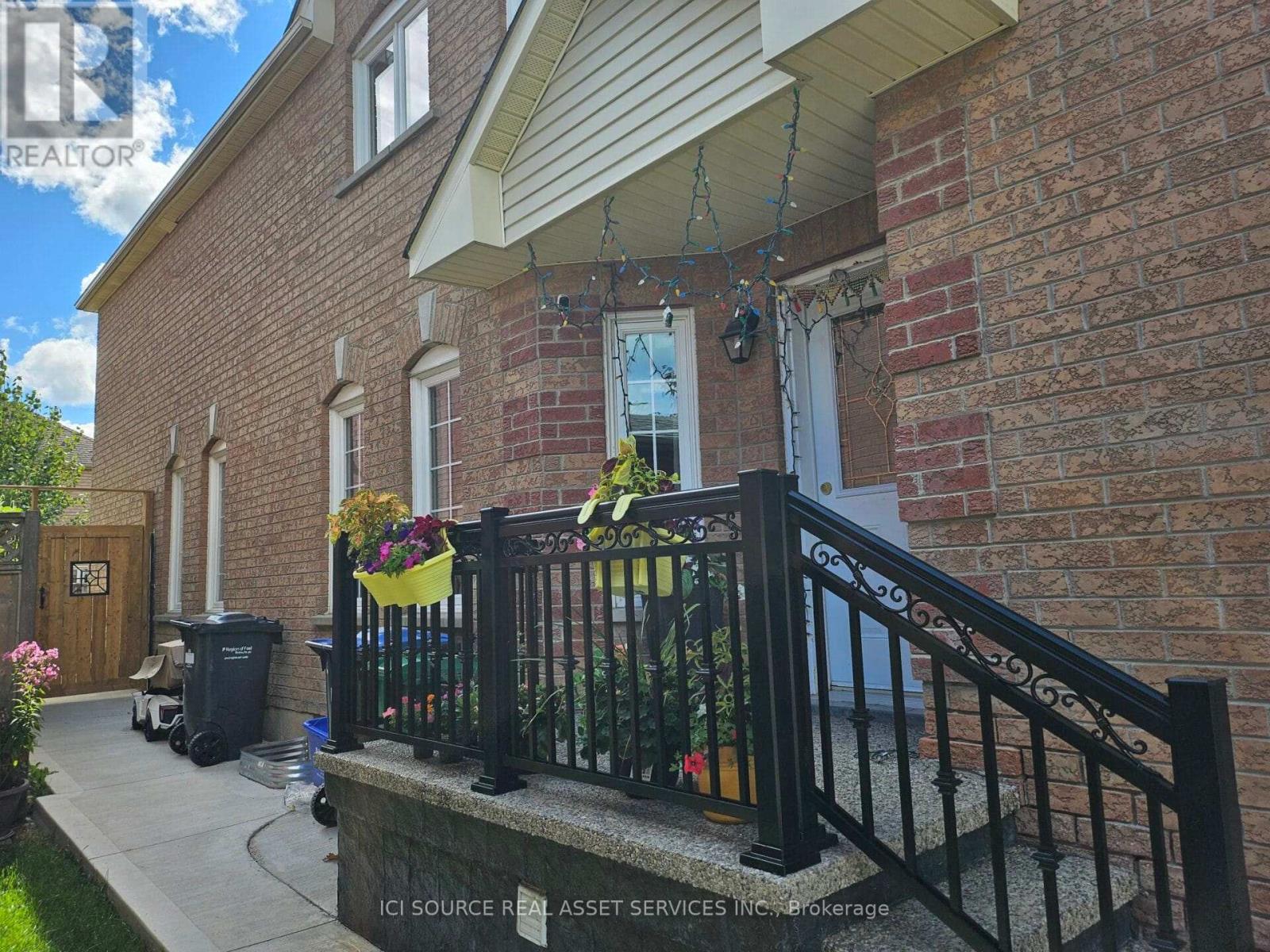 19 Piane Avenue, Brampton, Ontario  L6Y 4X8 - Photo 3 - W12420816