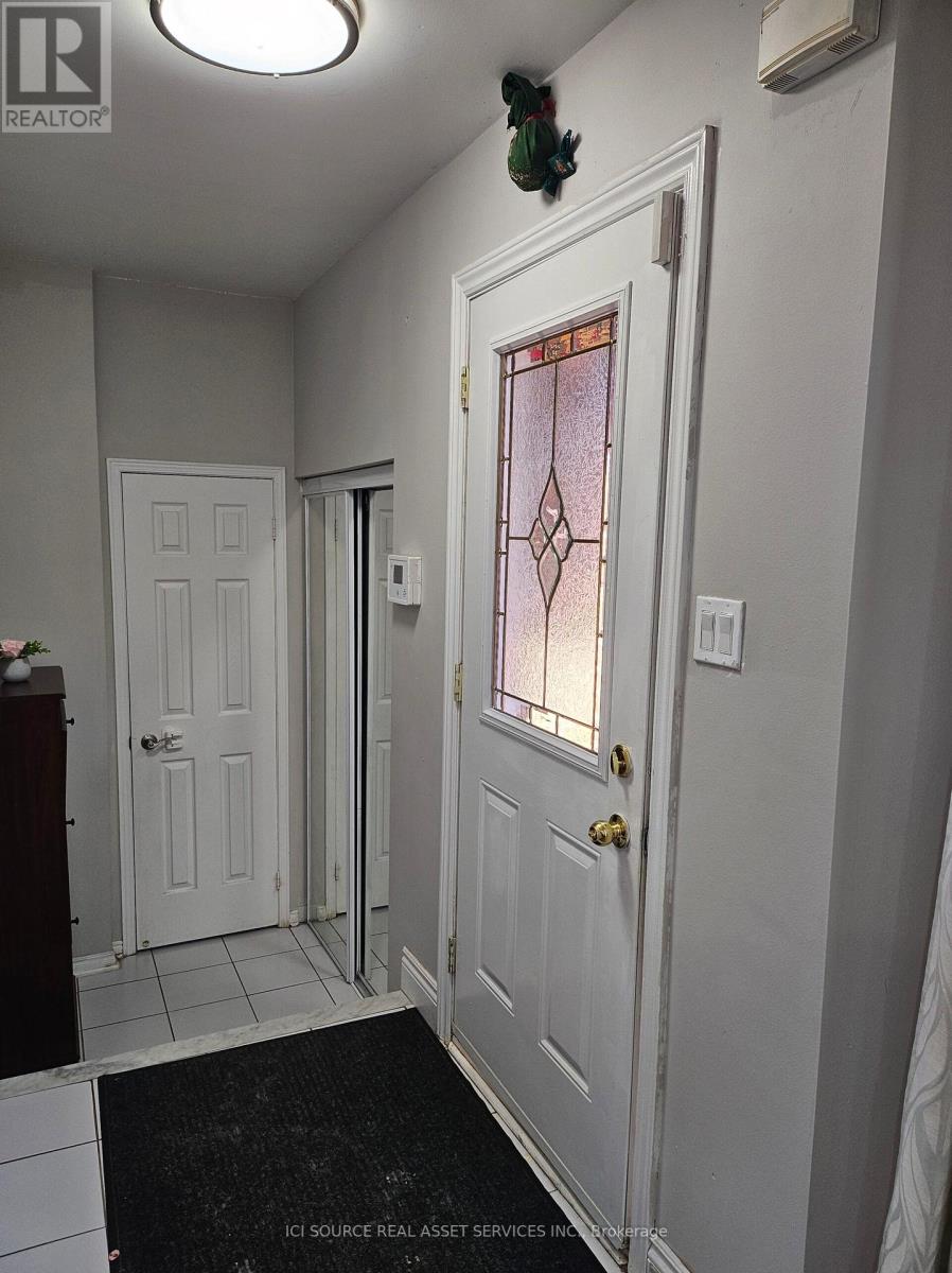 19 Piane Avenue, Brampton, Ontario  L6Y 4X8 - Photo 6 - W12420816
