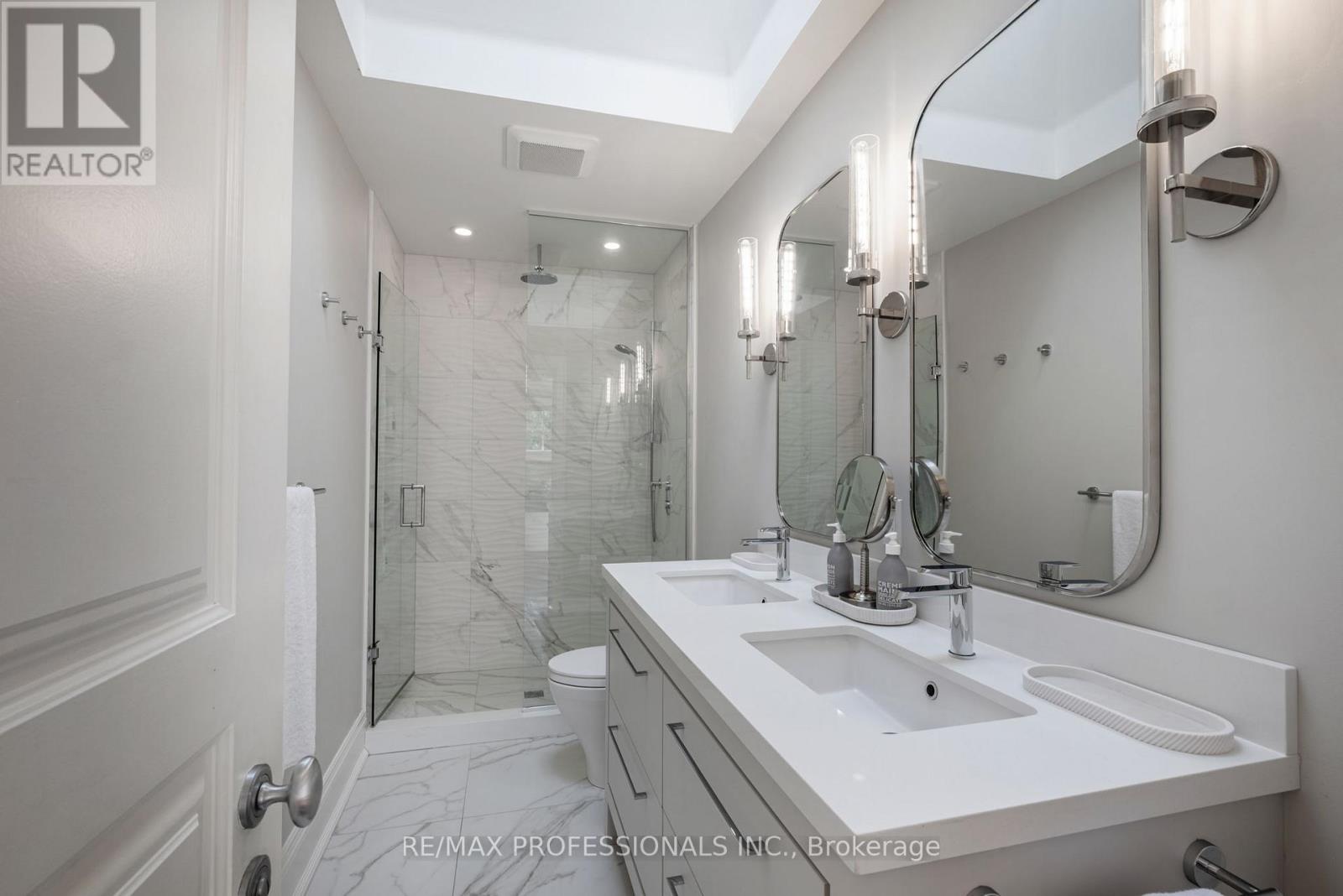 80 Kingsway Crescent, Toronto, Ontario  M8X 2R6 - Photo 34 - W12420828