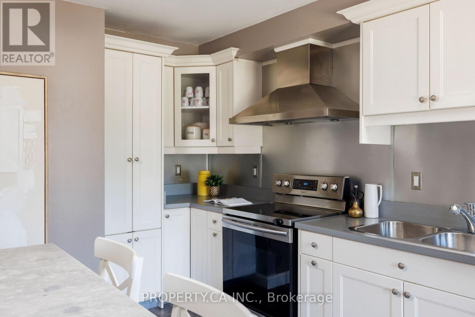 42 West Oak Crescent, Toronto, Ontario  M9N 3Z4 - Photo 10 - W12420878