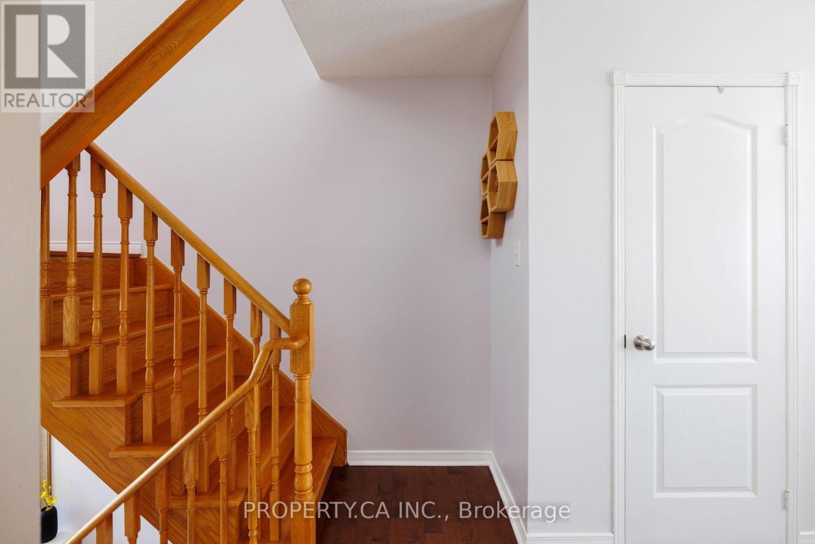 42 West Oak Crescent, Toronto, Ontario  M9N 3Z4 - Photo 4 - W12420878