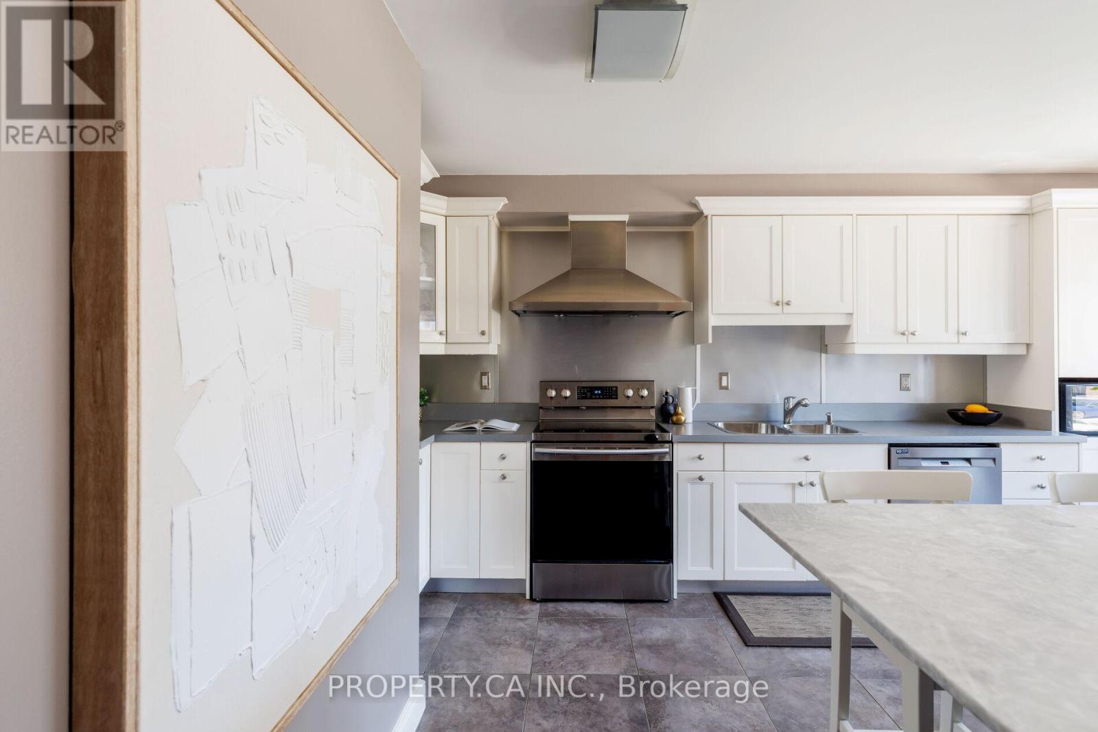 42 West Oak Crescent, Toronto, Ontario  M9N 3Z4 - Photo 5 - W12420878