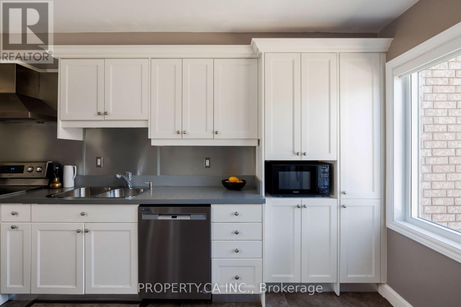 42 West Oak Crescent, Toronto, Ontario  M9N 3Z4 - Photo 7 - W12420878