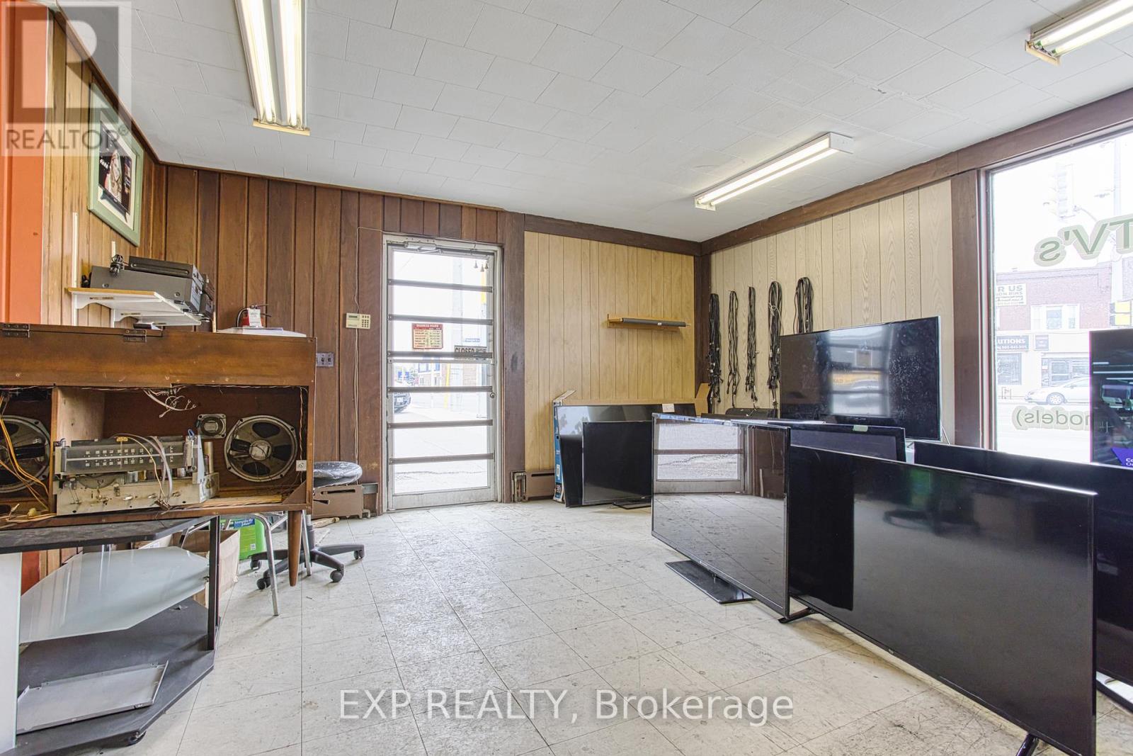 230 Welland Avenue, St. Catharines, Ontario  L2R 2P5 - Photo 6 - X12420803