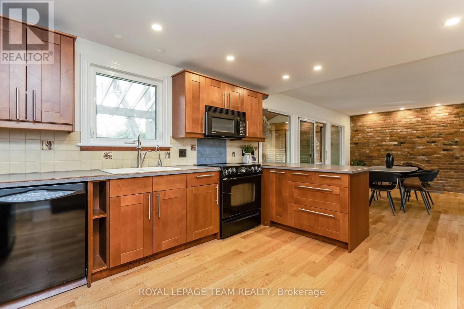 12 Pellan Crescent, Ottawa, Ontario  K2K 1J5 - Photo 8 - X12421108