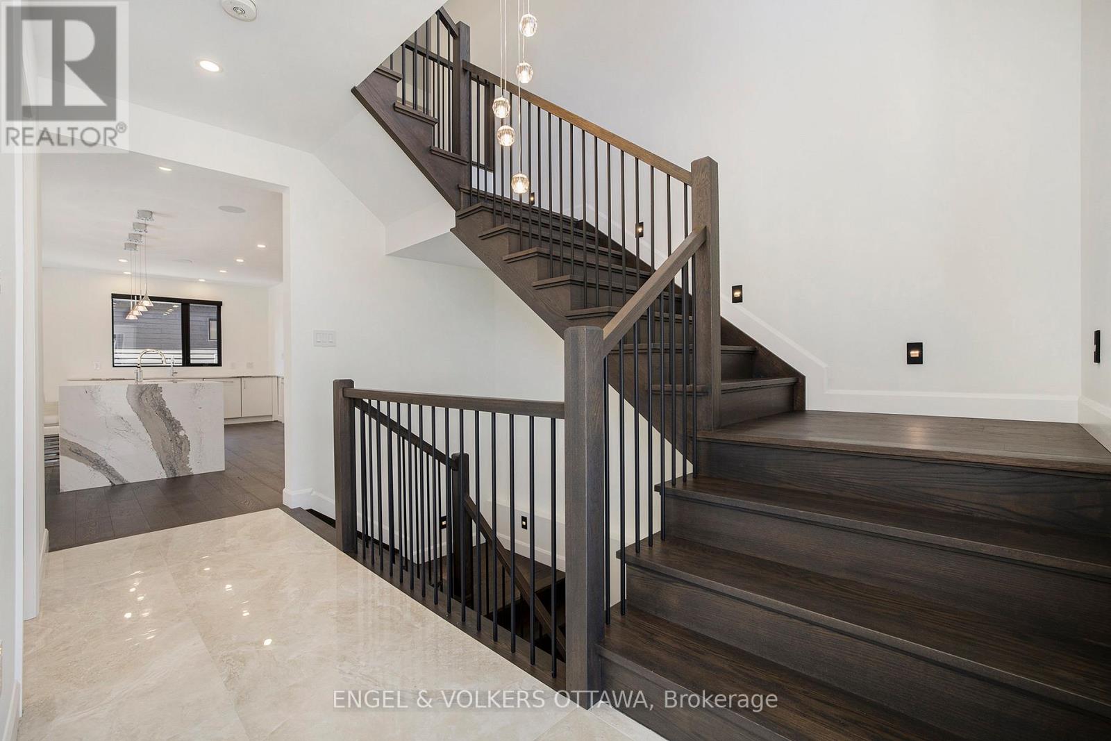 888 Melwood Avenue, Ottawa, Ontario  K2A 3C3 - Photo 2 - X12421158
