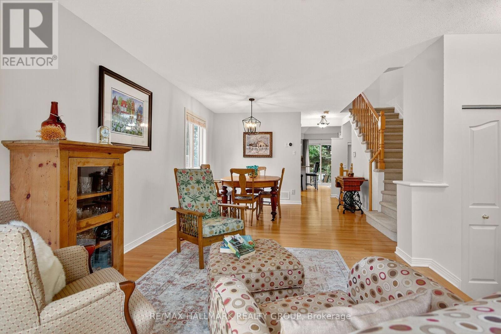 92 Stonemeadow Drive, Ottawa, Ontario  K2M 2M3 - Photo 5 - X12421172