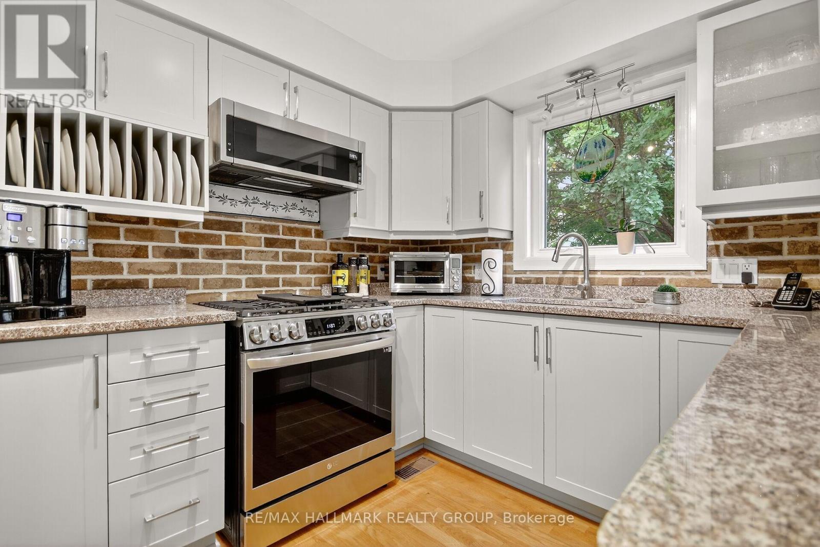 92 Stonemeadow Drive, Ottawa, Ontario  K2M 2M3 - Photo 8 - X12421172