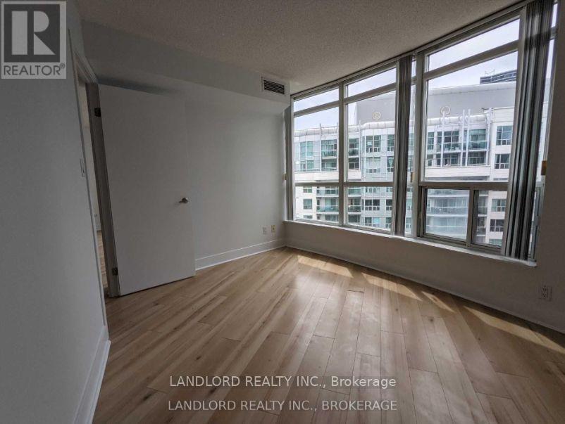 1007 - 550 Queens Quay W, Toronto, Ontario M5V 3M8 - Photo 11 - C12420921